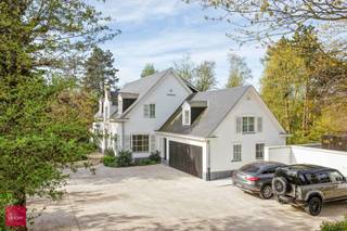 Bestaande uit: Inkomhal, ruime vestiaire of bureel, lichtrijke living met ingemaakte kasten, luxueus afgewerkte keuken met toestellen van...
