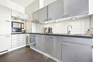 Op een centrale locatie in het hart van Brussel bevindt zich deze ruime duplex van maar liefst 127 m², gelegen op de derde verdieping van een verzorgd gebouw. Dankzij de royale oppervlakte, de twee slaapkamers en de indeling over twee verdiepingen biedt deze woning een aangename combinatie van ruimte, comfort en privacy.<br /><br />De duplex beschikt over een ruime leefruimte die voldoende mogelijkheden biedt voor een comfortabele zithoek en een afzonderlijke eetplaats. De keuken sluit hier praktisch op aan en vormt samen met de leefruimte een aangename plek om te wonen en te ontspannen.<br /><br />De woning beschikt over twee slaapkamers. De indeling zorgt voor een duidelijke scheiding tussen de leef- en slaapruimtes en biedt daardoor een aangenaam gevoel van ruimte en privacy. Daarnaast is er een badkamer en zijn er de nodige praktische voorzieningen aanwezig.<br /><br />De ligging is een absolute troef. Vanuit de woning bereikt u op korte wandelafstand de Grote Markt, talrijke winkels, restaurants, cafés en culturele bezienswaardigheden. <br /><br />Gemeenschappelijke lasten: €135/maand<br />Provisie (water, verwarming, verzekering): €150/maand