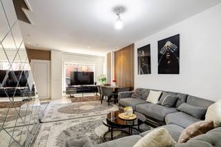 Deze centraal gelegen woning in Aalst beschikt over een bewoonbare oppervlakte van 118 m² en onderscheidt zich door een unieke patio die zorgt...