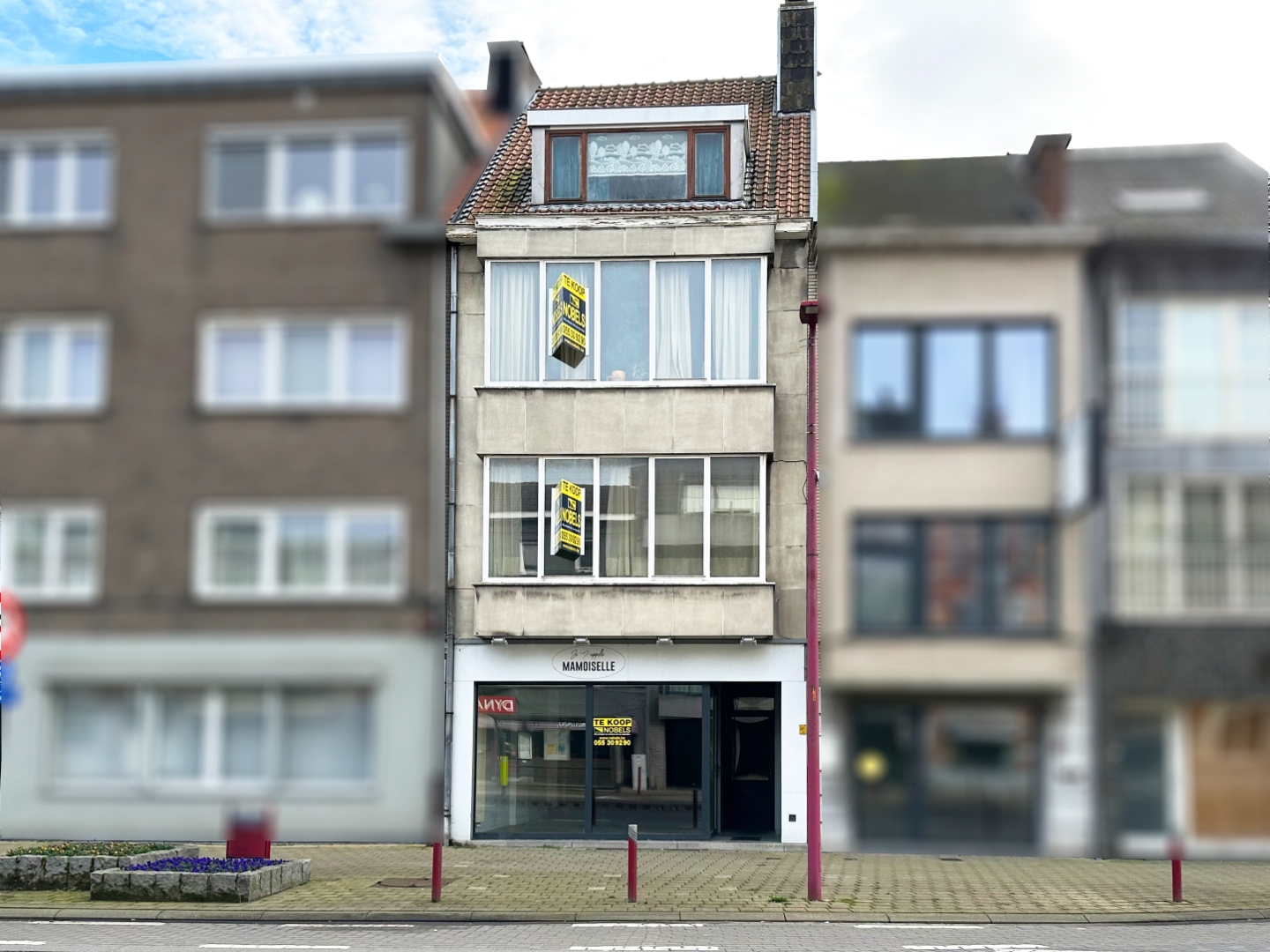 Te koop, commercieel gelegen handelspand met 2 appartementen / opbrengsteigendom in centrum Deinze - foto 1