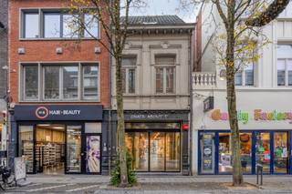 Karakteristiek handelspand in de winkelstraat in Turnhout. Het pand is zowel langs de Gasthuisstraat als langs de Le Bon parking bereikbaar. De gelijkvloerse verdieping betreft een open winkel-/kantoorruimte, met raampartijen voor- en achteraan en beschikt tevens over sanitair, een bureel en een grote kelder. Het bovengelegen, trendy triplex-appartement omvat; - een ingerichte keuken- een mooie leefruimte met hoog plafond - een ruim terras met uitzicht over de Le Bon parking- 3 slaapkamers- ingerichte badkamer- bergruimteDit appartement is ook langs voor- en achteraan bereikbaar.Het appartement mag desgevallend ook verhuurd worden.