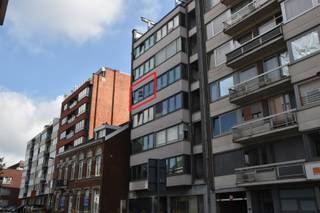 <p>Charmante appartement met volgende eigenschappen:<br />° Gelegen in hart van Tongeren.<br />° Wonen in een verzorgde residentie<br />°  Diverse winkels in onmiddellijke omgeving<br />° Gerenoveerd in 2019<br /><br />INDELING:<br />° Niveau -1:<br />Kelderberging<br /><br />° Niveau +4:<br />Centrale inkomhal - woonkamer - keuken met balkon - berging - gastentoilet - badkamer - ruime slaapkamer.</p>