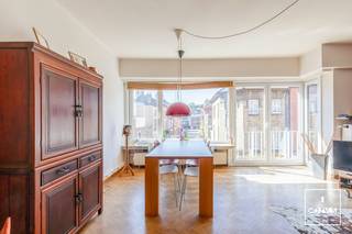 Dit appartement, gelegen op de tweede en tevens <strong>bovenste verdieping</strong> van een <strong>kleinschalig gebouw</strong>, geniet van een prachtige locatie vlakbij het <strong>Muinkpark</strong>. In de onmiddellijke omgeving vindt u alles wat u nodig heeft, gaande van winkels, openbaar vervoer en invalswegen tot scholen en het stadspark. Kortom, een ideale locatie om te wonen.<br /><br />We betreden het appartement via de inkomhal met vestiaire en apart gastentoilet. De originele deur brengt ons naar de <strong>karaktervolle open woon- en eetruimte</strong>, voorzien van een <strong>originele visgraatparketvloer</strong> en de grote raampartijen zorgen voor een aangename lichtinval.<br /><br />Verder biedt de hal toegang tot de keuken met balkon, de badkamer en de <strong>twee slaapkamers</strong> achteraan, waarvan één eveneens beschikt over een balkon. De keuken en badkamer zijn verouderd en hebben nood aan een opfrisbeurt.<br /><br />Op het gelijkvloers beschikt het appartement over een <strong>privatieve berging</strong>.<br /><br />Wenst u zelf de <strong>charme en troeven</strong> van dit appartement te ontdekken? Neem dan contact op met Theo voor een bezoek ter plaatse: theo@convas.be