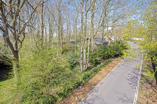 Prachtige bouwgrond voor een open bebouwing, gelegen in een rustige en groene omgeving. De locatie biedt de perfecte combinatie van natuurlijke rust en wooncomfort. Dankzij de westelijke oriëntatie geniet u volop van de middag- en avondzon, ideaal voor een lichtrijke woning met aangename tuin en mooi open zicht op de achterliggende groene zone. De omgeving straalt sereniteit uit, terwijl alle nodige voorzieningen zoals winkels, scholen, openbaar vervoer en de in- en uitvalswegen vlot bereikbaar zijn. Of u nu droomt van een moderne villa of klassieke gezinswoning, deze bouwgrond biedt de perfecte basis om al uw woondromen waar te maken. Dit is een unieke kans voor wie wenst te bouwen in een groene en rustige omgeving. De eigenaar zal de bomen in de bouwzone nog laten verwijderen. Voor meer informatie kan u terecht op het kantoor.