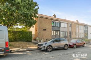 In deze rustige en groene woonomgeving, ligt deze halfopen gezinswoning met garage en tuin. Gelegen op wandelafstand van winkels, scholen en tal van andere voorzieningen vormt deze woning de ideale uitvalbasis. Dankzij het gunstige EPC-label en conform gekeurde elektrische installatie is deze woning instapklaar.<br /><br />De woning heeft een lichtrijke leefruimte en ruime keuken met toegang tot de gezellige veranda en het tuintje. Boven bevat deze woning drie slaapkamers en een zolder. Zo kan een gezin hier comfortabel terecht met al hun hebben en houden. Het dak werd recent volledig vernieuwd wat zorgt voor extra gemoedsrust. De tuin geeft uit op het achterliggende speelterrein, perfect voor alle speelvogels. <br /><br />Ben jij op zoek naar een gezinswoning waar je meteen kan intrekken? Aarzel niet en plan je bezoek in met Eva via eva@immofrancois.be of 0471 96 08 57.<br /><br />
