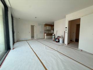 Ontdek dit prachtig, volledig instapklaar appartement op een toplocatie in het hart van Tielt. Het appartement wordt volledig afgewerkt met alle comfort waaronder; schilderwerken, verlichting, gordijnenrails,.... <br /><br />De ligging is een absolute troef: centraal, op wandelafstand van de Markt van Tielt, en toch geniet u van een rustig woonomgeving in Residentie Noë. <br /><br />Indeling: <br />U komt binnen via de inkom met maatkasten en gastentoilet. De leefruimte is voorzien van de open keuken met berging en heeft toegang tot het aangenaam, overdekt terras. Verder beschikt het appartement over één volwaardige slaapkamer met badkamer. <br /><br />Bij het appartement hoort bovendien een ondergrondse autostaanplaats, berging en twee fietshaken.<br /><br />Het appartement is beschikbaar na voltooiing van de schilderwerken (voorzien september '26).<br />De huurprijs is exclusief de gemeenschappelijke kosten. <br /><br />Bent u op zoek naar een comfortabel en zorgeloos appartement in het centrum van Tielt? Grijp dan deze unieke kans en neem vandaag nog contract met ons op voor een bezoek!<br /><br />EPB in opmaak.