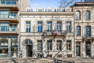 Ontdek deze uitzonderlijke kantoren in een elegante herenwoning aan de Avenue Louise 290, een van de meest gewilde adressen in Brussel. Met een...