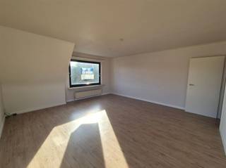 Ruim en comfortabel appartement te huur op jaarbasis in De PanneBent u op zoek naar een aangenaam en verzorgd appartement aan de Belgische kust?Dan...