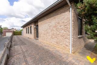 Ruime volledig onderkelderde gelijkvloerse woning.<br /><br />We betreden deze rustig gelegen gelijkvloerse woning langs de linkse zij-ingang, om uit te komen in de ontvangsthal met gastentoilet. Deze geeft toegang naar het ruime en lichtrijke leefgedeelte. Deze bestaat uit een werkhoek, een zitkamer en een eetkamer met connectie naar de keuken en het achterliggende terras. De keuken is voorzien van alle hedendaags comfort (vaatwasser, frigo, microgolfoven, fornuis). Achter de keuken is er nog een berging met ingemaakte kasten, die tevens toegang geeft naar de kelder, de zolder en naar buiten.<br /><br />Gaan we vervolgens door naar het nachtgedeelte, hebben we hier 3 slaapkamers en een badkamer (bad, douche en dubbele lavabo).<br /><br />De ganse woning is tevens onderkelderd en deze is onderverdeeld in een koele berging, wasplaats, werkplaats, bergplaats, stookplaats en een ruime garage voor meerdere wagens.<br /><br />Zetten we een stap naar buiten hebben we een volledig aangelegde westelijke tuin met verschillende terrassen, waar het heerlijk vertoeven is.<br /><br />Op vlak van ligging zitten we hier in een rustige straat net achter het centrum van Veerle-Laakdal. Ook is er een goede verbinding naar de omliggende gemeenten en de E313.<br /><br />Bent u geïnteresseerd en wenst u een bezoek? Bel ons op het nummer 014 58 02 08.