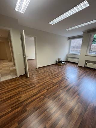 Op de 1e verdieping van een gunstig gelegen gebouw in Sint-Gillis bevindt zich dit kantoorplateau van ± 220 m².Het omvat 6 aparte burelen, een...