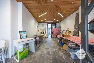 Ruime op te frissen woning met handelsgelijkvloers op <strong>commerciële topligging</strong>. Gelegen langs de Torhoutsesteenweg te Oostende met uitstekende <strong>visibiliteit.</strong>
<ul>
<li><strong>Handelsgelijkvloers</strong> met diverse multifunctionele ruimtes.</li>
<li><strong>Eerste verdieping</strong>: lichtrijke leefruimte, bureau, keuken en ruim terras met trap naar het handelspand.</li>
<li><strong>Tweede verdieping:</strong> drie volwaardige slaapkamers, badkamer en ruime berging/dressing.</li>
<li><strong>Derde verdieping: </strong>zolder met potentieel voor twee extra slaapkamers (vaste trap voorzien).</li>
</ul>
Mogelijkheid tot aankoop van een garagebox achteraan het gebouw.