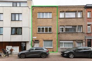 Op een uitstekende en centrale locatie in Lier, op korte afstand van zowel het centrum als het station, bevindt zich deze te renoveren woning met zeer veel potentieel.<br /><br />De ideale opportuniteit voor wie op zoek is naar een woning die volledig naar eigen smaak en wensen kan worden gerenoveerd.<br /><br />De woning is te betreden via de inkomhal die toegang geeft tot de ruime woonkamer. Aansluitend bevindt zich de keuken. Verder beschikt het gelijkvloers over een praktische berging, een apart toilet en een terras.<br /><br />Op de eerste verdieping bevinden zich de nachthal, één slaapkamer (18 m²) en de badkamer, momenteel ingericht met een bad met douchesproeier en een lavabo.<br /><br />De tweede verdieping biedt nog 2 slaapkamers (18m² & 11m²).<br /><br />Met mooie ruimtes en hoge plafonds, in combinatie met de topligging nabij het centrum en het station van Lier, vormt dit een interessante opportuniteit voor wie een woning volledig naar eigen hand wil zetten.<br /><br />Dit pand is onderhevig aan de Vlaamse renovatieverplichting voor residentiële gebouwen.<br /><br />Troeven:<br />+ Toplocatie nabij centrum & station van Lier<br />+ Zeer veel potentieel bij renovatie<br />+ 3 slaapkamers<br />+ Ruime leefruimte<br />+ Terras<br /><br />Interesse in deze te renoveren woning? Contacteer ons via 03 337 50 70 of info@vbvastgoed.be voor een afspraak ter plaatse of meer informatie.
