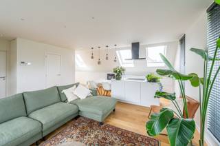 Te huur vanaf midden september: Ruim appartement met zonnig terras in hartje Kalmthout<br /><br />Op zoek naar een ruim en energiezuinig appartement op een toplocatie? Dit recente appartement (2019) combineert comfort, privacy en een uitzonderlijke ligging in een rustige doodlopende straat, vlak naast Colruyt en op wandelafstand van alle voorzieningen in het centrum van Kalmthout.<br /><br />Met een bewoonbare oppervlakte van ca. 125 m² bevindt het appartement zich op de bovenste verdieping, zonder andere appartementen op dezelfde verdieping. U geniet van een private inkomhal, veel lichtinval en maximale rust. Aan de achterzijde kijkt u uit op een prachtige boomgaard en groen landschap.<br /><br />De ruime leefruimte is afgewerkt met een kwalitatieve eiken parketvloer en voorzien van een tv-meubel en ingebouwde vestiaire- en schoenenkast. De stijlvolle Vasco-keuken sluit naadloos aan op de maatwerk kastenwand en beschikt over een oven/microgolfcombinatie, koelkast, inductiekookplaat, dampkap, composiet werkblad en veel opbergruimte.<br /><br />Verder beschikt het appartement over:<br />• 2 slaapkamers, waarvan één met volledig verduisterende Velux-ramen<br />• Ruime badkamer met douche, dubbele wastafel, opbergkasten en handdoekradiator<br />• Apart toilet met handenwasser en ingebouwde kast<br />• Berging met spoelbak<br />• Ingebouwde kastenwand met aansluiting voor wasmachine en droogkast<br />• Ruime privatieve kelderberging<br />• Lift aanwezig<br />• 2 ruime privé zolders<br /><br />Absolute troef: het uitzonderlijke zonneterras van ca. 65 m². Hier geniet u in alle privacy van een groene omgeving met ruimte voor een grote eettafel, loungehoek en planten.<br /><br />Extra's<br />• EPC-label A<br />• Airconditioning<br />• Zeer lage energiekosten<br />• Ondergrondse autostaanplaats<br />• Afgesloten fietsenberging<br />• Afvalberging<br /><br />Ik zoek een huurder die deze woning met zorg zal bewonen en er graag voor langere tijd zijn thuis van maakt.<br /><br />Beschikbaar vanaf midden september.<br /><br />Interesse? Neem gerust contact op. Bij interesse neem ik eerst telefonisch contact op voor een kennismaking.