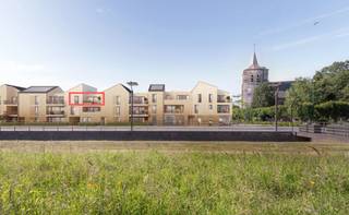 Appartement de 2 chambres récemment construit à vendre dans le centre de Zedelgem. L'emplacement à côté du parc municipal et toutes les commodités accessibles à pied en font une opportunité immobilière unique. Le Residentie Leenhof bénéficie d'un emplacement idéal, entouré par Kerkplein et Burgemeester Joseph Lievensstraat. Ce nouveau projet de construction à Zedelgem surplombe un parc municipal avec un étang et offre le meilleur des équipements municipaux décents combinés à la tranquillité d'un village.Disposition de l'appartement B203 :- Hall d'entrée avec toilettes invités- salon spacieux avec cuisine ouverte et terrasse orientée sud- salle de nuit- salle de bain avec douche à l'italienne, toilettes et meuble à double vasque- chambre 1- chambre 2Les appartements sont tournés vers l'avenir et certifiés BEN, avec chauffage par pompe à chaleur. Cela garantit de faibles factures d'énergie. Vous bénéficiez d'une finition de haute qualité tout en ayant votre mot à dire sur les matériaux. Si vous recherchez un appartement neuf à vendre avec une vue dégagée, ne cherchez pas plus loin et contactez votre agent Dewaele dès aujourd'hui.