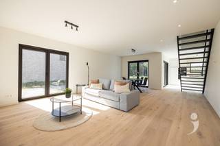 <p><span>In Ramsel vindt u deze hedendaagse lage-energiewoning terug, gelegen op een perceel van 5a 27ca. Het betreft een uiterst energiezuinige woning met een E-peil lager dan 10.</span></p><p><span>Bij het binnenkomen valt meteen de ruime, lichte leefruimte op. Dankzij de grote raampartijen wordt de woning overspoeld met natuurlijk licht. De leefruimte sluit naadloos aan op de open keuken, die niet alleen heel wat kastruimte biedt, maar ook uitgerust is met kwalitatieve toestellen en een centraal kookeiland.</span></p><p><span>Grenzend aan de keuken is een bijzonder ruime berging voorzien, ideaal voor wasmachine, droogkast, diepvries of andere praktische toepassingen.</span></p><p><span>Op de bovenverdieping zijn er drie volwaardige slaapkamers, elk met een royale oppervlakte. De badkamer is ingericht met een ligbad, douche en dubbele wastafel, zodat ook hier het nodige comfort aanwezig is. Voor extra gemak is er zowel beneden (inkomhal) als boven (nachthal) een apart toilet.</span></p><p><span> </span></p><p><span>Technische uitrusting en troeven van deze woning:</span></p><ul><li><span>Warmtepomp met vloerverwarming én koelingsfunctie</span></li><li><span>Zonnepanelen in combinatie met een thuisbatterij (Thuisbatterij optioneel)</span></li><li><span>Aansluiting voor elektrische wagen (EV-laadpunt) (optioneel)</span></li><li><span>Regenwaterrecuperatie en ventilatiesysteem</span></li><li><span>Afgewerkt met duurzame en stijlvolle materialen</span></li></ul><p><span>Wie de afwerking liever zelf in handen neemt, kan deze woning ook casco aankopen. Hiervoor bedraagt de vraagprijs </span><span>325.500 euro</span><span>.</span></p><p><span>De uiteindelijke prijs is exclusief btw, registratie, notariskosten en aansluitingen op nutsvoorzieningen.</span></p><p><span>Bent u benieuwd of dit uw toekomstige thuis kan zijn? Neem gerust contact op via </span><span>016 15 31 15</span><span> of mail naar </span><span>info@immolivit.be</span><span> voor een vrijblijvende afspraak.</span></p>