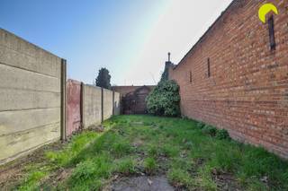 Cette maison mitoyenne bien située, avec une belle façade, se trouve à proximité immédiate de tous les transports publics (tram 7 et 15, liaisons...