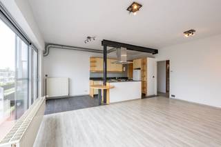 <p><span>Gezellig appartement met 2 slaapkamers en gemeenschappelijke tuin.</span></p><p><span>Het appartement bevindt zich op de tweede verdieping van een klein gebouw en is zeer rustig gelegen in een doodlopende straat op wandelafstand van winkels, openbaar vervoer en Station Kontich-Lint.</span></p><p><span>Indeling:</span></p><p><span>inkomhal met ingemaakte vestiairekast, lichtrijke leefruimte (ca. 34 m²): zithoek, open geïnstalleerde keuken met kookeiland en zitgedeelte met aansluitend het terras, twee slaapkamers (ca. 12 m² en 10 m²), praktische bergkamer (eventueel in te richten als derde slaapkamer/kinderkamer), badkamer met inloopdouche, en een apart toilet. Bij het appartement hoort een privatieve kelder.</span></p><p><span>Extra info:</span></p><p><span>- elektrische installatie is conform het AREI</span></p><p><span>- gunstig EPC Energielabel B</span></p><p><span>- gemeenschappelijke tuin</span></p><p><span>- een garagebox wordt optioneel aangeboden</span></p>