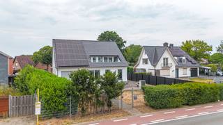 Bij ImmoFusion 7/7 "open huis": klik op onze 3D-TOUR.<br />Ervaar vastgoed alsof je er zelf doorloopt!<br /><br />Bent u op zoek naar een moderne woning met een praktische indeling, met een multifunctionele ruimte die zowel kan dienen als dubbele garage, werkatelier of vrij beroep? Dan is een vrij-beroeper ideaal of wil je gewoon wonen boven je droomhobby.<br /><br />Bij het betreden van de woning komt u terecht in de inkomhal, waar zich de trap bevindt naar zowel de woonverdieping als de nette kelder. Aan de linkerzijde bereikt u de uitzonderlijk ruime, lichtrijke inpandige garage/atelier, dat naadloos overloopt in een 2de even interessante open ruimte ! De ruimte beschikt over 2 sectionale poorten, wat zorgt voor een vlotte toegankelijkheid en de mogelijkheid om deze verdieping optimaal te benutten. Ook bestaat de garagevloer uit gewapend beton en mag deze zwaar belast worden. Op deze verdieping bevindt zich eveneens een apart toilet. Dankzij de doordachte indeling kunt u zich vlot door deze volledige verdieping bewegen, maar ook voor zeer veelzijdige activiteiten gebruiken.<br /><br />Het gelijkvloers beschikt over een gevlinderde vloer, vloerverwarming, trap en kelderluik met takelloopkat en een thermische, inbraakvrije (Hörmann) achterdeur. Tevens is er ook een apart toilet. <br /><br />De volledig geïsoleerde, hoge en droge kelder beschikt over een gevlinderde vloer, een thermische (Hörmann) kelderdeur en rondom voorziene kelderverluchting. Deze ruime kelder is ideaal voor het stockeren van allerhande materialen. <br /><br />Op de eerste verdieping wordt u verwelkomd in een ruime en bijzonder lichtrijke leefruimte. Grote raampartijen zorgen hier voor een aangename lichtinval en creëren een open en warme sfeer. De open keuken sluit perfect aan op de leefruimte, waardoor koken, tafelen en ontspannen mooi in elkaar overvloeien en een gezellige woonomgeving ontstaat.<br /><br />De verdieping is voorzien van vloerverwarming en triple beglazing, ook in de Velux-ramen. Verder zijn er twee ruime slaapkamers en een moderne badkamer met douche en ligbad.<br />Deze unieke woning straalt in haar geheel een moderne uitstraling uit en biedt een aangename combinatie van ruimte, licht en functionaliteit. De uitzonderlijke inrichting vormt een absolute meerwaarde voor wie net iets anders wil in de zeer brede zin van het woord. De extra opslagruimte blijft een groot pluspunt!<br /><br />Pluspunten:<br />- Moderne, energiezuinige woning<br />- Ruime en lichtrijke leefruimte<br />- Zeer onderhoudsvriendelijk<br />- 2 slaapkamers<br />- Multifunctionele ruimte (dubbele garage, werkatelier)<br />- 2 sectionale poorten<br />- Volledig geïsoleerde, droge kelder<br />- Vloerverwarming en -koeling, gelijkvloers en bovenverdieping<br />- LG zonnepanelen 7.500 W<br />- E-peil 21 & warmtepomp<br />- Triple beglazing, inclusief Velux<br />- Regenwaterput 10.000 liter<br />- Centraal stofzuigsysteem<br />- Elektrische schuifpoort<br />- Massief houten binnendeuren<br /><br />Maatregelen opgenomen in het Maatregelenregister: nee<br /><br />Voor een bezichtiging ter plaatse of meer info, bel ons op 078/78.78.70, of kom gewoon vrijblijvend langs op ons kantoor.