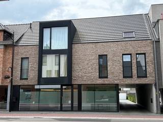 Dit prachtig nieuwbouwappartement maakt deel uit van residentie 'Caela' en hierbij heeft men extra aandacht gespendeerd aan wooncomfort en kwaliteitsvolle materialen. Indeling: een inkomhal met gastentoilet, een woon- en eetkamer 24m² met toegang tot het achtergelegen terras van maar liefst 29m², een half-open ingerichte keuken 6m² die is uitgerust met een koelkast, een elektrisch vuur, een combi-oven, een vaatwasser en opbergkasten. Verder beschikt het appartement over 2 slaapkamers (12m² en 7m²), een berging en een badkamer die voorzien is van een inloopdouche, een dubbel wandmeubel en aansluiting voor wasmachine. Het appartement is uitgerust met een videofoon en een ventilatiesysteem D. Achteraan het appartementsgebouw is er een privatieve garagebox. De unieke ligging in het centrum is een enorm pluspunt. U vertoeft hier op wandelafstand van verschillende supermarkten, winkels, openbaar vervoer en snelwegen.