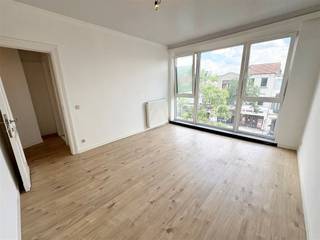 Dit charmante en lichtrijke appartement is gelegen op de tweede verdieping van een kleinschalig gebouw aan de Bredabaan in Merksem, vlakbij...