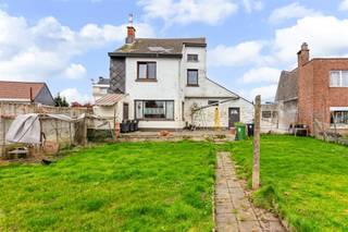 In het landelijke Denderhoutem bevindt zich deze bouwgrond voor 2 gesloten bebouwingen in een rustige voetgangersstraat.De woning is gelegen bij de...