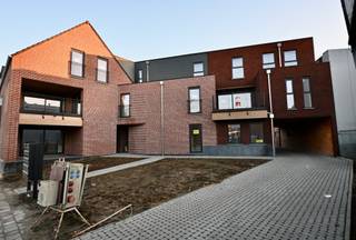 Leuk appartement met 1 slaapkamer op de eerste verdieping ! !Indeling : Inkomhal , apart toilet , woonkamer met open keuken , berging , slaapkamer...