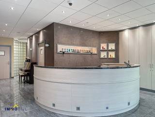 <p>Dit uniek gebouw biedt de perfecte combinatie van een instapklaar appartement en een ruime, functionele handelsruimte met tal van mogelijkheden, ideaal voor wie wonen en werken wil combineren! <strong>Beide delen hebben bovendien een afzonderlijke ingang.</strong></p>
<p>Op het gelijkvloers bevindt zich de handelsruimte, momenteel ingericht als kapsalon, schoonheidsinstituut en wellnessgedeelte. De ruimte beschikt over een verzorgd onthaal, meerdere toiletten en een volledig uitgeruste wellnesszone met sauna, douche en massageruimte. Het is ook ideaal voor investeerders, aangezien de huidige bewoonster met haar goed draaiende zaak graag wil blijven<strong>.</strong> De EPC-score van de handelsruimte bedraagt label C met een oppervlakte van c.a 159m².</p>
<p>De eerste en tweede verdieping vormen samen een aangenaam, licht en praktisch ingericht appartement van c.a 120m². Via een <strong>aparte inkomhal</strong> met gastentoilet komt men in de gezellige woonkamer met eetplaats en uitgeruste keuken, aansluitend op een handige berging/wasplaats. Op de bovenste verdieping bevinden zich <strong>drie comfortabele slaapkamers</strong>, apart toilet en een ruime badkamer met ligbad, lavabo en douche. De EPC-score van het appartement bedraagt 253kWh/m², label C. Neem alvast een kijkje via de virtuele rondleiding!</p>
<p>Achteraan geniet men van een <strong>zuidgerichte tuin met terras.<br /><br /></strong>Dankzij de <strong>verzorgde afwerking en de praktische indeling</strong> is dit pand bijzonder geschikt als werk- en woonplek. Bovendien zijn er voor het gebouw <strong>voldoende parkeermogelijkheden</strong>, wat zowel voor klanten als medewerkers een groot voordeel is.</p>
<p>Gelegen op wandelafstand van het centrum met scholen, winkels en met een vlotte verbinding naar nabijgelegen steden zoals Aalst en Denderleeuw. Ook de bereikbaarheid met de wagen en het openbaar vervoer is uitstekend.</p>
<p></p>
<p>Voor meer informatie of een bezoek, contacteer <strong>Nadia</strong> via <strong>0486 79 73 19</strong> of <strong>nadia@immotijl.be.</strong></p>