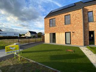 Deze woning is gelegen in een rustige straat in Geel, in de deelgemeente Winkelomheide, met een vlotte verbinding naar de E313.<br /><br />Via de inkomhal met gastentoilet betreden we de ruime woonkamer met open keuken, die uitkijkt op het terras en de tuin. De keuken is volledig uitgerust met een combi-oven, een koelkast, een vaatwasser en een inductiekookplaat. Aansluitend bevindt zich een ruime berging met aansluitingen voor een wasmachine en droogkast.<br /><br />Via de trap bereiken we de eerste verdieping, waar zich drie ruime slaapkamers en de badkamer bevinden. De badkamer is ingericht met een badkamermeubel, een inloopdouche en een bad.<br /><br />Op de bovenste verdieping is er nog een vierde, zeer ruime slaapkamer of polyvalente ruimte aanwezig.<br /><br />In de woonkamer en badkamer is vloerverwarming voorzien en de verlichting werd reeds overal geïnstalleerd. Daarnaast is de woning uitgerust met gordijnen, vliegenramen en zonnepanelen.<br /><br />Verder beschikt de woning over een carport voor twee auto’s en een tuinhuis.<br /><br />De troeven:<br /><br />- Carport<br />- 4 slaapkamers<br />- BEN woning<br />- gunstig gelegen<br />- Zonnepanelen<br />- Instapklaar<br /><br />Heb je interesse? Klik op de gele knop <strong>'IK WENS EEN BEZOEK'</strong>.