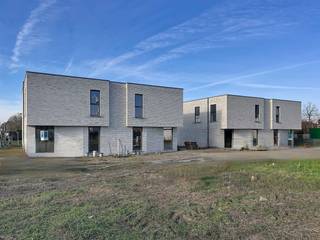 Stap binnen in jouw toekomstig huis, een oase van rust in een groene omgeving. Deze prachtige duurzame en energiezuinige A+ halfopen woning bestaat uit twee bouwlagen.<br />Het gelijkvloers biedt modern comfort met inkomhal, toilet, wasplaats met warmtepomp, ingerichte keuken met toestellen en aansluitende living. Op de eerste verdieping vind je drie gezellige slaapkamers, een luxueuze badkamer met inloopdouche en een apart toilet voor extra gemak. Bijhorende technische ruimte met D-ventilatie. Je tuin wordt omheind.<br /><br />Prijs excl. aankoopkosten en btw.<br /><br />Meer info via 09 280 60 60 of info@durabrik.be.<br />Download de brochure op https://www.durabrik.be/nl/nieuwbouwprojecten/puurs-sint-katharinastraat<br />*beelden zijn indicatief