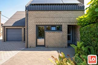 Deze leuke woning bevat op het gelijkvloers een inkomhal met een gastentoilet, een gezellige leefruimte met ruim (overdekt) zonneterras, een geïnstalleerde keuken met aansluitend een berging en 1 slaapkamer. Op de eerste verdieping zijn er 3 slaapkamers, een badkamer met ligbad, douche, was meubel en een toilet. Er is ook nog een ruime bergzolder in de woning en boven de afzonderlijke garage. Dus ook aan bergruimte geen gebrek! De woning beschikt over alle comfort en wordt verwarmd met lucht/lucht warmtepomp (koel/warm unit). Het buitenschrijnwerk bestaat uit hout met dubbel glas. De woning is voorzien van 37 zonnepanelen en 3.000l. regenwater. De totale oppervlakte van het perceel is 788m². <br />Wil u deze instapklare woning met gezellige tuin bezoeken? Stuur een mail naar gunther@loimmo.be en wij nemen contact met u op!