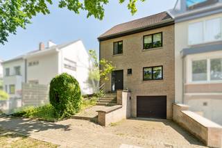 <p><strong>Halfopen woning met 4 slaapkamers</strong><br />Deze woning is rustig gelegen in een mooie, residentiële wijk in Meise, op korte afstand van het centrum, scholen,het openbaar vervoer en het prachtige park met zijn rustgevende vijver. De woning biedt een aangename,groene leefomgeving en beschikt over een zeer ruime garage, ideaal voor extra opslag of werkruimte. De bovenste verdieping is reeds volledig afgewerkt en herbergt momenteel een volwaardige slaapkamer, met het potentieel om hier eenvoudig een tweede extra slaapkamer te creëren. Aanpalende gemeenten zoals Grimbergen, Wemmel, Merchtem, Londerzeel, Kapelle-op-den-Bos en Wolvertem zijn zeer makkelijk bereikbaar.<br /><strong>Belangrijkste ruimtes:</strong><br />• Lichte woonkamer met een praktische indeling.<br />• Keuken voorzien van een dubbele spoelbak, dampkap en kookplaat.<br />• 4 slaapkamers (17 m², 11 m², 9 m² en een kamer op de bovenverdieping).<br />• Volledig afgewerkte multifunctionele bovenverdieping (47 m²), direct te gebruiken als slaapkamer en met ruimte voor een extra kamer.<br />• Badkamer uitgerust met een douche, ligbad, toilet, dubbele wastafel en mengkraan.<br />• Ruime garage met automatische poort, verlichting, elektriciteit en verwarmingsketel.<br />• Praktische kelder voor extra opslag.<br /><strong>Troeven:</strong><br />• Uitstekend gelegen in een rustige, mooie en residentiële wijk omgeven door groen.<br />• Zeer ruime garage met automatische poort en veel opslag- of werkruimte.<br />• Volledig afgewerkte bovenverdieping met directe slaapkamer en uitbreidingsmogelijkheden.<br /><br />Wens je een bezoek? Contacteer dan ERA LEUS &amp; TOYE via 02/335.11.12 en plan een afspraak met Thierry Van Campenhout.</p>
