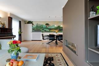 Deze vrijstaande energiezuinige woning is centraal gelegen nabij de Nederlandse grens en oprit van de E19. Deze goed onderhouden eigendom is voorzien van een inpandige garage, 4slpks, bureau/tv-kamer, woonkamer, keuken, badkamer, zolder, fraaie tuin met overdekt terras en vijver.<br /><br />Indeling:<br />Gelijkvloers:<br />De woning is te betreden via de ruime inkomhal met vestiairekast en gastentoilet. Vervolgens vinden we de gezellige woonkamer met gaskachel terug, deze is voorzien van een eikenhouten parket en mooi zicht op de aangelegde tuin. Aansluitend aan deze ruimte bevindt er zich een extra tv-kamer of bureauruimte met zonnescreens. De keuken is apart en voorzien van gasvuur, dampkap, koelkast, vaatwasmachine, combi-oven en schuifraam naar terras en tuin. Deze is tijdloos afgewerkt. Naastliggend is een praktische kelderberging voorzien. Tot slot bevindt er zich op de gelijkvloerse verdieping een inpandige garage voorzien van kastruimte en een achterinkom met apart toilet en technische ruimte/wasplaats.<br /><br />Eerste verdieping:<br />De eerste verdieping beschikt over een ruime nachthal met ingemaakte kasten. Aansluitend op deze hal zijn 4 slaapkamers te betreden met ingemaakte kasten en waarvan één voorzien is van een luik naar een ruime zolder. De badkamer is recentelijk vernieuwd en voorzien van een inloopdouche, badkamermeubel met 2 wastafels en toilet. <br /><br />Tuin:<br />De tuin is zeer gezellig aangelegd en voorzien van een overdekt terras met zicht op een tuinvijver. Bovendien bevindt er zich hier een praktische tuinberging met wateraansluiting en elektriciteit.<br /> <br />Bijzonderheden:<br />- Warmtepomp in combinatie met zonnepanelen en zonneboiler<br />- Energiezuinige woning (EPC B)<br />- Interessante locatie nabij Nederlandse grens en oprit autosnelweg<br />- Gezellig aangelegde tuin met overdekt terras en tuinvijver<br />- Conforme elektriciteitskeuring