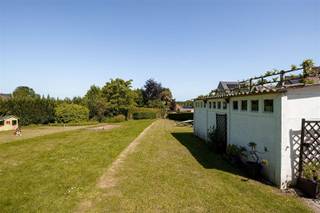 Doe een bod vanaf 399 000 euroWelkom in deze smaakvole gerenoveerde halfopen bebouwing in Roosdaal (Pamel). De woning combineert rust, ruimte en een vlotte bereikbaarheid met treinverbinding. De woning werd grondig vernieuwd met o.a. elektriciteitleidingen, waterleidingen en gascondensatieketel. Op het gelijkvloers: inkomhal met vestiaire, keuken, lichtrijke leefruimte met open haard, eetplaats, veranda en bijgebouw met extra mogelijkheden. Op de verdieping: 2 slaapkamers en een badkamer met bad en inloopdouche, een derde slaapkamer met dressing en een douchekamer.Verder beschikt de woning over een westelijk georiënteerde tuin met open zicht, 2 garages, ruime parkeermogelijkheden, kelder en PVC-ramen met dubbel glas en rolluiken. EPC: D – 327 kWh/m². Instapklaar met veel potentieel op een toplocatie. Kom deze prachtige woning in een groene en rustige omgeving snel ontdekken. Laat u verleiden door haar charme , lichtrijke ruimtes en aangename leefomgeving! Een unieke kans die u niet mag missen!