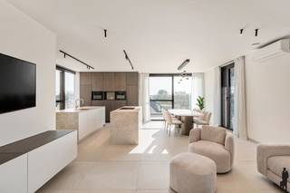 Exclusieve penthouse + 3 garages en berging met ruim zonneterras te Haacht.Modern wonen met licht, ruimte en comfort:Ontdek deze exclusieve penthouse...