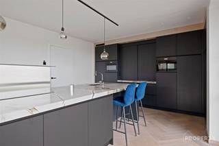 Welkom in deze prachtige moderne woning in Wielsbeke, met een royale leefruimte van 220m². Deze eigentijdse residentie biedt drie ruime slaapkamers...