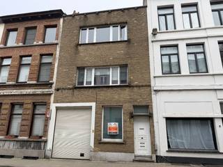 Dit appartement is gelegen op de eerste verdieping van een kleinschalig gebouw zonder lift. Indeling: een inkomhal, een lichtrijke woon- en...