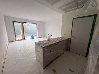 <p>Appartement moderne d'une chambre au rez-de-chaussée dans un nouveau projet de construction qui sera achevé à la fin du mois de juin. Disponible à partir du 1er juillet 2026. L'appartement à haute efficacité énergétique offre un espace de vie lumineux avec de grandes fenêtres et un accès à une terrasse de 6m². La cuisine ouverte est entièrement équipée avec un îlot de cuisson, une plaque électrique, un four combiné, un réfrigérateur encastré et un lave-vaisselle. À côté se trouve un espace de rangement pratique pouvant accueillir un lave-linge et un sèche-linge. La salle de bains est équipée d'un double lavabo et d'une douche à l'italienne, ainsi que de toilettes séparées pour les invités. L'appartement est doté d'un sol en carreaux de céramique nécessitant peu d'entretien, d'une pompe à chaleur et d'un chauffage par le sol pour un confort optimal. L'immeuble dispose d'un ascenseur et d'un grand local à vélos. Une place de parking souterrain peut être louée pour 85 €/mois par l'intermédiaire de l'ascenseur. Cet appartement combine un confort de vie moderne avec des équipements pratiques et est idéal pour ceux qui veulent un mode de vie élégant et durable.</p>