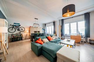 <h4>SCHAARBEEK – Appartement met 2 slaapkamers op het gelijkvloers en balkon – Smaragdlaan 71</h4>
<p>Gelegen aan de <strong>Smaragdlaan 71 in Schaarbeek</strong>, in een rustige en gegeerde residentiële wijk, dicht bij openbaar vervoer, winkels en met een vlotte verbinding naar het stadscentrum en de Europese instellingen, bevindt zich dit appartement met 2 slaapkamers op het gelijkvloers van een goed onderhouden mede-eigendom uit de jaren 60.</p>
<p>Het appartement onderscheidt zich door zijn <strong>ruime volumes</strong>, <strong>hoge plafonds</strong> en aangename lichtinval. Het bestaat uit een ruime woonkamer, twee slaapkamers, een keuken en badkamer die opgefrist kunnen worden, evenals een <strong>klein achterbalkon</strong>, ideaal om in alle rust van een buitenruimte te genieten.</p>
<p>Het gebouw beschikt over een <strong>lift</strong> en wordt professioneel beheerd.</p>
<h3>Troeven</h3>
<p>✔ Oppervlakte van ± 111 m²<br />✔ 2 slaapkamers<br />✔ Gelijkvloers appartement<br />✔ Klein achterbalkon<br />✔ Lift aanwezig<br />✔ Goed onderhouden gebouw uit de jaren 60<br />✔ Hoge plafonds<br />✔ Ramen met dubbele beglazing<br />✔ Veiligheidsdeur<br />✔ Elektrische installatie conform<br />✔ EPC: C-<br />✔ Keuken en badkamer op te frissen</p>
<p>Een eigendom met veel potentieel, ideaal voor een gezin, een eerste aankoop of als investering in een gegeerde buurt van Schaarbeek.</p>
<p><strong>Informatie en bezoeken: neem contact op met We Invest Brussel-Europe.</strong></p>
<p><strong>Frédéric Top – Vastgoedmakelaar</strong><br />📞 0472 34 44 08<br />✉️ frederic.top@weinvest.be</p>