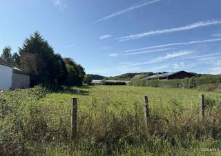 Profitez du calme et de l'espace de ce magnifique terrain situé à Sint-Agatha-Rode, avec une vue imprenable et de nombreuses possibilités !<br />Caractéristiques principales de ce terrain :<br />• Superficie du terrain de 23 ares<br />• Largeur de façade de 20,15 m<br />• Profondeur du terrain de 119,90 m<br />• Possibilités de construction : largeur de façade de 12,4 m au rez-de-chaussée (15 m de profondeur) et 12 m de profondeur aux étages / bande latérale libre de 3,5 m / hauteur de corniche de 4,5 m / pente de toit entre 0° et 45° / annexe de 30 m² autorisée.<br />• Orientation : Grâce à l'orientation idéale au sud-ouest, vous pourrez profiter de la lumière naturelle abondante toute l'année.<br />• Emplacement : L'emplacement est loin de l'agitation, mais assez central pour accéder rapidement aux principales commodités.<br />• Convient à une construction ouverte - Liberté de réaliser votre maison de rêve.<br /><br />Saisissez cette opportunité pour réaliser votre maison de rêve dans un endroit idyllique !<br /><br />Intéressé ?<br />Contactez Elke au 0492 480 389 ou elke@polares.eu