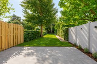 Bent u op zoek naar een instapklare gezinswoning waar ruimte, comfort en energiezuinig wonen perfect samenkomen? Dan zal deze volledig en hoogwaardig vernieuwde woning u meteen weten te bekoren. Gelegen in het centrum van Kapellen, op wandelafstand van winkels, scholen, openbaar vervoer en het gemeentepark, geniet u hier van een uitzonderlijke combinatie van comfort, rust en een uitstekende bereikbaarheid.<br /><br />De woning werd in 2026 met oog voor detail gerenoveerd, waarbij uitsluitend gekozen werd voor kwalitatieve materialen, een tijdloze architectuur en de modernste technieken. Het resultaat is een stijlvolle woning met een uitstekende EPC A-score en een bijzonder hoog wooncomfort.<br /><br />Via de inkomhal bereikt u de inpandige garage, die naast plaats voor een wagen ook over ruime bergruimte beschikt. De lichtrijke leefruimte met grote raampartijen vormt samen met de stijlvolle open keuken het absolute hart van de woning. De keuken is uitgerust met kwalitatieve inbouwtoestellen en sluit naadloos aan op de royale woon- en eetruimte. Dankzij de directe verbinding met het zonnige terras en de volledig omheinde tuin geniet u het hele jaar door van een aangename binnen-buitenbeleving. De praktische zijingang biedt bovendien een ideale toegang voor fietsen. <br /><br />Op de eerste verdieping bevinden zich een ruime slaapkamer, een apart toilet, een stijlvolle badkamer uitgerust met ligbad én inloopdouche en een kamer die kan dienen als bureau, dressing of slaapkamer.<br /><br />De tweede verdieping omvat nog twee volwaardige slaapkamers en een tweede badkamer met inloopdouche. Ruime zolder voorzien. <br /><br />De onderhoudsvriendelijke biedt een oase van rust en privacy, en beschikt over een terras en praktische tuinberging.<br /><br /><br />Deze woning beschikt over volgende troeven:<br /><br />- Energiezuinige woning met EPC-label A<br />- Zonnepanelen<br />- Ventilatiesysteem<br />- Volledig geïsoleerd dak en muren<br />- Hoogrendementsbeglazing<br />- Regenwater recuperatie<br />- Centrumligging op wandelafstand van alle voorzieningen<br /><br />Een woning waar hedendaagse architectuur, hoogwaardige afwerking en duurzaam wooncomfort perfect samenkomen. Maak vandaag nog een afspraak en ontdek zelf de uitzonderlijke kwaliteit en ruimte die deze unieke gezinswoning te bieden heeft.