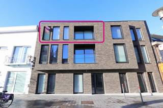 Dit stijlvol en modern appartement is rustig gelegen op het kerkplein van Melsele, op een centrale locatie nabij het dorpscentrum.<br /><br />Het appartement combineert hedendaags wooncomfort met een uiterst energiezuinige afwerking. Dankzij de vloerverwarming op basis van een warmtepomp geniet je van een aangenaam binnenklimaat en een energiezuinige manier van wonen.<br /><br />De ruime leefruimte met open keuken vormt het hart van het appartement. De keuken is volledig uitgerust met een koelkast met vriesvak, oven, combi-oven, vaatwasser, keramische kookplaat en dampkap. De parkettegel zorgt voor een stijlvolle en tijdloze uitstraling. Vooraan sluit het eerste terras (2 m²) mooi aan op de leefruimte en geniet je daar bovendien van de ochtendzon! <br /><br />Verder beschikt het appartement over 2 slaapkamers, een badkamer voorzien van inloopdouche, dubbel lavabomeubel en spiegel, een apart toilet met handenwasser, een nachthal met ruimte voor een vestiairekast en een praktische berging met aansluitingen voor wasmachine en droogkast.<br />Achteraan is er nog een tweede terras van 11,1 m², zuidgericht. <br /><br />Deze topper is beschikbaar vanaf 15 november 2026. De provisie voor de gemeenschappelijke kosten bedraagt 85 euro per maand (inclusief privé verbruik verwarming) <br /><br />Contacteer ons voor meer informatie en/of een plaatsbezoek via verhuur@homevast.be of tel. via 03 376 20 20.