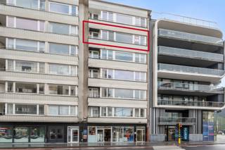 Dit ruime, gesloten appartement is gelegen aan de <strong>Alfons Pieterslaan</strong> in Oostende, op wandelafstand van het centrum en in de nabijheid van park, ziekenhuis en openbaar vervoer. Dankzij deze centrale ligging geniet u van alle voorzieningen binnen handbereik.
<p>Het appartement beschikt over een praktische indeling met <strong>drie volwaardige slaapkamers</strong> en behaalt een <strong>EPC-label B</strong>, wat zorgt voor een energiezuinige en comfortabele woonomgeving. De leefruimte en het terras bieden een <strong>vrij zicht</strong>, wat bijdraagt aan een aangenaam en lichtrijk gevoel. Bovendien is er een <strong>fietsenberging</strong> aanwezig in het gebouw.</p>

<p><strong>Indeling:</strong><br />Inkomhal met parlofoon en toegang tot de nachthal met ingemaakte kasten, lichtrijke living, keuken, drie slaapkamers, terras met vrij zicht, afzonderlijk toilet en praktische berging.</p>

<p><strong>Troeven:</strong></p>

<ul><li>
	<p>Centrale ligging nabij centrum en voorzieningen</p>
	</li><li>
	<p>Drie slaapkamers</p>
	</li><li>
	<p>Energiezuinig (EPC-label B)</p>
	</li><li>
	<p>Twee terrassen </p>
	</li><li>
	<p>Fietsenberging in het gebouw</p>
	</li></ul>
