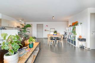 <strong>Ruim 3-slaapkamerappartement met zuidgericht terras en open zichten.</strong><br /><br />Op de vijfde verdieping bevindt zich dit ruime en lichtrijke appartement met een aangenaam open gevoel.<br /><br />Het appartement beschikt over drie volwaardige slaapkamers, waarvan één slaapkamer is voorzien van een eigen douchekamer en terras met uitzicht op groen en water. In de nachthal bevindt zich bovendien een tweede, volwaardige badkamer.<br /><br />De lichtrijke leefruimte sluit aan op een ruim, zuidgericht terras. Twee praktische bergingen in het appartement zorgen voor extra opbergruimte.<br /><br />Daarnaast beschikt het appartement over een private kelderberging en is er een gemeenschappelijke fietsenberging. Er is tevens de mogelijkheid om een ondergrondse autostaanplaats aan te kopen (€ 30.000).<br /><br />Met een EPC-label A geniet u hier bovendien van een energiezuinige en comfortabele woonomgeving.<br /><br />De ligging vormt een extra troef: vlot bereikbaar via de nabijgelegen invalswegen en uitstekend verbonden met de fietsostrade.
