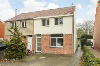 INDELINGTreedt binnen in deze gezellige woning, op het gelijkvloers treft men de inkomhal met meteen rechts een eerste slaapkamer met ensuite...