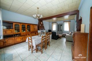 <br /><br />Op een toplocatie in de tuinwijk van Winterslag (Staatstuinwijk 16) staat deze ruime gezinswoning met zij- en achtertuin en garage.<br /><br />De woning beschikt over een <strong>lichte woonkamer met bureau</strong>, <strong>een ingerichte keuken, een veranda en een recent vernieuwde badkamer</strong>.<br />Op de eerste verdieping bevinden zich <strong>4 slaapkamers</strong>.<br /><br />Troeven:<br /><br />Nieuw dak<br /><br />Recente mazout ketel.<br /><br />Instapklaar<br /><br />Rustige ligging op een boogscheut van het centrum van Genk<br /><br />Vlotte verbinding naar C-mine en autosnelwegen<br /><br />👉 Interesse? Contacteer ons voor een bezoek en ontdek de mogelijkheden van deze woning!<br /> 