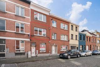 Het betreft een instapklare woonst op de eerste verdieping in een kleinschalig gebouw met een lichtrijke woonkamer en een volledig uitgeruste keuken met moderne toestellen.<br />De badkamer is uitgerust met een douche, een toilet en stijlvol lavabomeubel.<br /><br />Er is een ruime slaapkamer van 14 m² en er is een ingesloten terras van 4 m².<br />Daarnaast beschikt het appartement over een berging waarbij de aansluitingen voor een wasmachine en droogkast aanwezig zijn.<br /><br />Het appartement is gelegen op de grens met Antwerpen (Kiel). In de directe omgeving vindt u diverse winkels, openbaar vervoer en alle nodige voorzieningen.<br /><br />Bent u op zoek naar een instapklaar appartement met in Wilrijk? Neem vandaag nog contact met ons op voor meer informatie of een bezichtiging. Dit kan via 03/369.23.36 of via alexander@jurimmo.be.