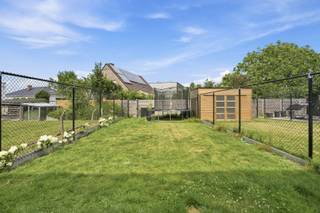 Perfect instapklare woning met 3 slaapkamers en een tuin met uitweg in een gegeerde autoluwe woonwijk te Heule. De private carport ligt op slechts 60 meter van de woning!<br /><br />Deze recente woning (2023) is bijzonder goed verzorgd en omgeven door groen. Inkom met gastentoilet en stevige trap naar het verdiep. De lichtrijke leefruimte heeft grote raampartijen en kijkt aan beide zijden uit op groen. De volledig uitgeruste keuken heeft veel kastruimte en toegang tot een aparte berging.<br />Het verdiep bevat 3 volwaardige slaapkamers en een afzonderlijk toilet. De badkamer is ook volledig voorzien: lavabomeubel, ligbad én douche!<br />De tuin is omheind, heeft een uitweg, aangenaam terras,... <br /><br />Verkoop onder registratierecht.<br /><br />PLUSPUNTEN:<br />+ LIGGING in een oase van rust maar toch vlot bereikbaar<br />+ Zonnepanelen, EPC A<br />+ perfect instapklaar
