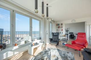Découvrez ce superbe appartement au quatrième étage d'une résidence moderne sur la digue à Duinbergen, où le luxe et le confort s'allient parfaitement. Avec une disposition idéale, cet appartement offre quatre chambres spacieuses et trois salles de bains modernes, ce qui le rend parfait pour les familles ou comme appartement de vacances.<br /><br />Dans le hall d'entrée, vous trouverez des toilettes, un vestiaire et un espace de rangement pratique avec raccordements pour les machines à laver et sèchoir. L'espace de vie lumineux, avec un coin salon et salle à manger confortable, offre un accès direct aux terrasses ensoleillées. Profitez de le vue frontale sur mer et de la vue imprenable sur le Willemspark, un cadre idéal pour se détendre. Ensuite, vous trouverez la cuisine semi-ouverte, entièrement équipée, qui invite à la création culinaire.<br /><br />L'appartement comprend quatre chambres, dont la quatrième chambre avec vue frontale sur la mer est modulable et peut être utilisée pour agrandir le salon. En outre, il y a trois salles de bains élégantes.<br /><br />L'appartement dispose d'un sous-sol privatif et d'un emplacement à vélos commun. Vous avez également la possibilité d'acheter plusieurs box de garage dans l'immeuble, ce qui offre une commodité supplémentaire.<br /><br />C'est l'une des rares opportunités où une vue frontale sur la mer, une vue ouverte sur la verdure et le soleil l'après-midi sont combinées dans une résidence élégante nouvellement construite avec beaucoup d'espace. Alors n'attendez plus et contactez-nous rapidement pour visiter cet appartement unique !<br /><br />Informations et visites via 050 760 760