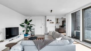Dit moderne appartement in Herent, gebouwd in 2010, biedt een comfortabele en stijlvolle woonomgeving. Met een bewoonbare oppervlakte van 67 m² is er voldoende ruimte voor een comfortabel leven. Het appartement beschikt over een ruime slaapkamer die rust en privacy garandeert.<br /><br />De woning is voorzien van een eigentijdse badkamer waar je dagelijks kunt genieten van functionaliteit en comfort. Dankzij het doordachte ontwerp is elk vierkante meter optimaal benut, wat zorgt voor een aangename leefruimte. De ligging in Herent maakt het appartement ideaal voor wie op zoek is naar een centrale locatie met goede verbindingen naar nabijgelegen steden.<br /><br />Daarnaast biedt het appartement een fijne leefruimte die licht en luchtig aanvoelt dankzij grote ramen. Perfect voor zowel starters als singles die willen genieten van een woonplek dicht bij alle voorzieningen. Dit pand combineert comfort, kwaliteit en een gunstige locatie, wat het een aantrekkelijke keuze maakt op de vastgoedmarkt.<br /><br />Interesse? Contacteer ons vandaag nog voor een bezoek via 016/60.30.00 of info@immo3000.be en ontdek zelf het potentieel.<br /><br />**Beschikbaar vanaf 01/07/27**