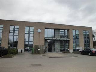 Mooie en volledig gerenoveerde kantoren van 715m², verdeeld over gelijkvloer en 1ste verdieping, te huur. De kantoren zijn gelegen in...